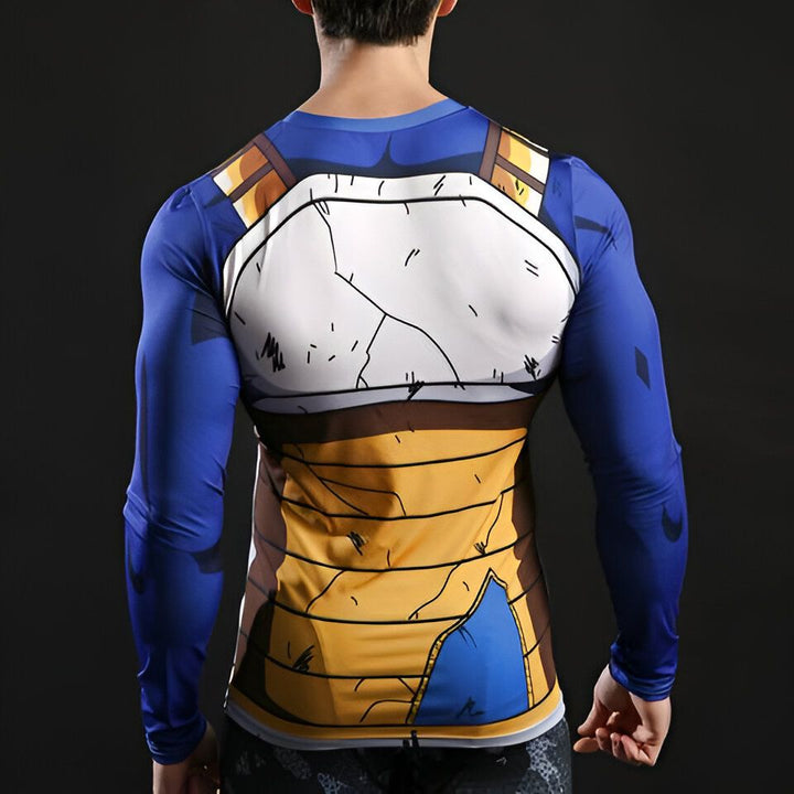 L'image représente un homme portant un t-shirt moulant bleu et jaune. Le t-shirt représente le personnage de Vegeta, un personnage de la série animée Dragon Ball Z.,T--2801481661,T--7086463302,T--5635298281,T--574353702X,T--7745914949,T--6839783294,T--9494316304