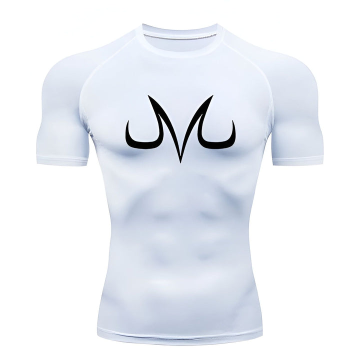 Le t-shirt blanc présente un symbole noir de Majin Buu, un personnage de la série animée japonaise Dragon Ball Z.