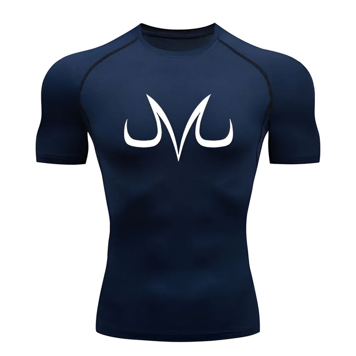 Le t-shirt est bleu marine avec un col rond et des manches courtes. Il y a un logo blanc de Majin Vegeta sur la poitrine.