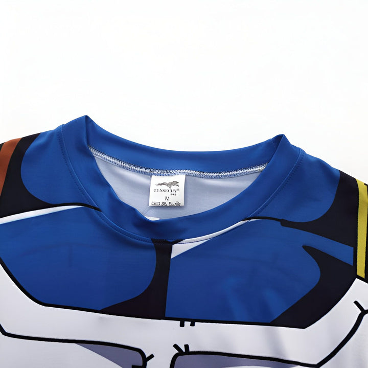 Le col d'un t-shirt bleu avec des motifs orange et blancs.,T--7754981467,T--3889706061,T--7477701953,T--7212430765,T--8012279207,T--9436392494
