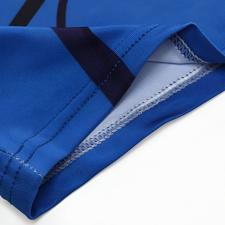 Une image d'un t-shirt bleu avec des rayures noires.,T--7754981467,T--3889706061,T--7477701953,T--7212430765,T--8012279207,T--9436392494