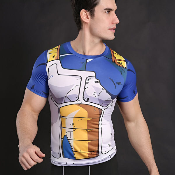 Un homme porte un t-shirt moulant bleu et blanc avec des motifs orange et jaunes. Le t-shirt représente le personnage de Vegeta dans la série Dragon Ball Z.,T--1905971109,T--8753391381,T--1545174253,T--0474271552,T--7036889195,T--638796864X