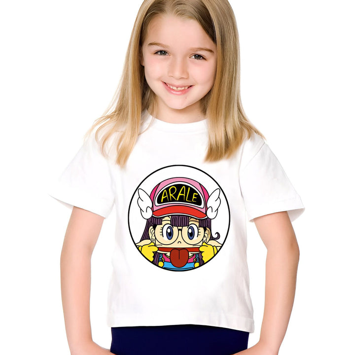 Une jeune fille porte un t-shirt blanc avec un imprimé du personnage Arale de la série Dr. Slump.,T--6067304317,T--4236390221,T--922364447X,T--2968051482,T--6030054031,T--4473223345,T--2400806144