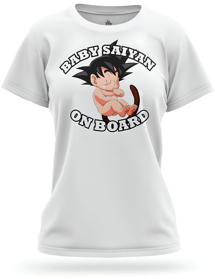 Le texte "Bébé Saiyan à bord" est écrit en noir sur un t-shirt blanc. Le t-shirt représente un bébé Goku, un personnage de la série animée Dragon Ball Z.,T--6454537269,T--3799669817,T--0903693895,T--3783649056,T--752123619X,T--8835293413