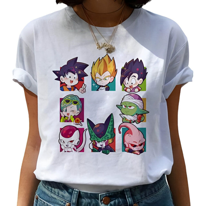 Le t-shirt blanc représente les personnages de la série animée Dragon Ball Z. On peut y voir Goku, Vegeta, Gohan, Piccolo, Krilin, Bulma, Trunks et C-18.,T--0742507475,T--3902690534,T--9368977720,T--5557910980,T--955791825X,T--757381416X