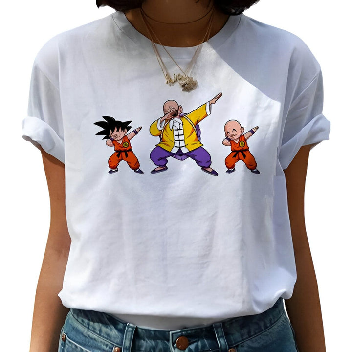 L'image représente un t-shirt blanc avec une image de Son Goku, Krilin et Tortue Géniale en train de faire le dab.,T--4099576345,T--7599017380,T--3421244138,T--2625520973,T--4453870507,T--3868104097