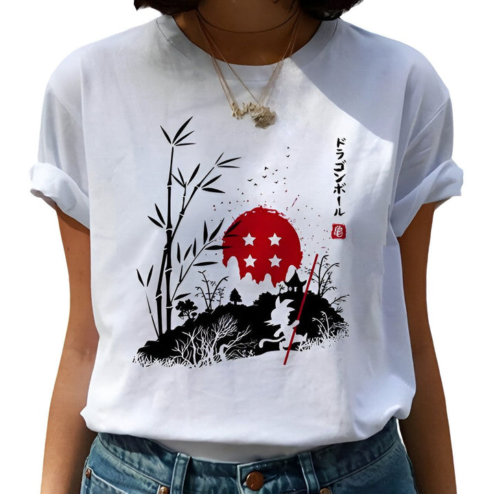 Une image d'un t-shirt blanc avec un motif Dragon Ball Z. Le motif représente Goku, le personnage principal de la série, marchant dans une forêt de bambous. Le soleil se couche derrière lui et des oiseaux volent dans le ciel. Le texte "Dragon Ball Z" est écrit en japonais en haut du t-shirt.,T--9643955214,T--6059222706,T--2051156492,T--9403924489,T--443257433X,T--7746247474,T--6791646128