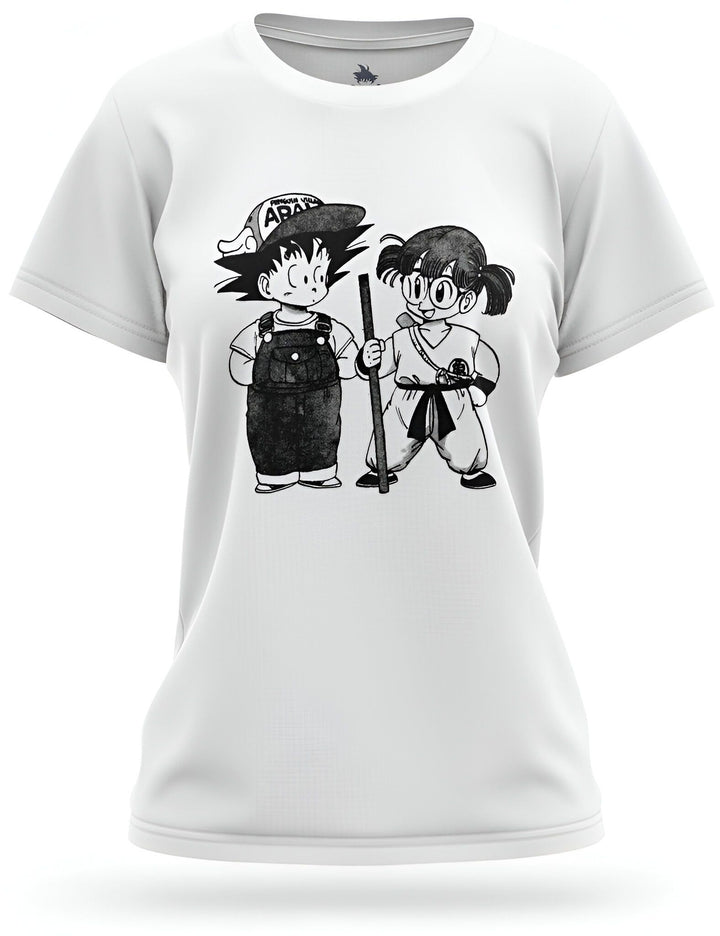 L'image représente un t-shirt blanc avec une illustration de Son Goku et Bulma, deux personnages du manga Dragon Ball. Son Goku est un jeune garçon avec des cheveux noirs hérissés et Bulma est une jeune fille avec des cheveux bleus et courts. Ils sont tous les deux vêtus de combinaisons.,T--526334578X,T--7948801154,T--8598303534,T--8623731239,T--7193583654,T--7958894449