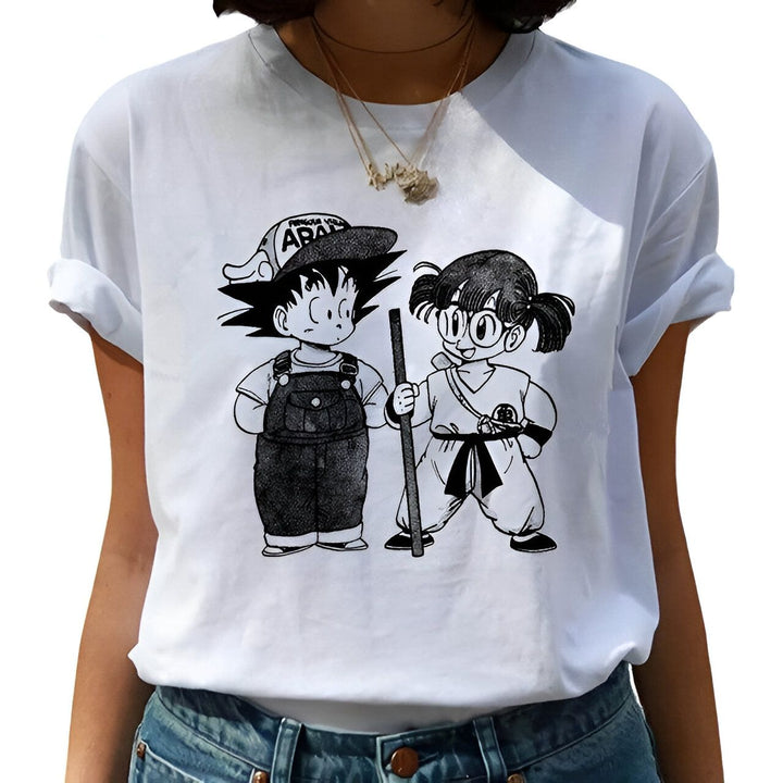Une image de Son Goku et Bulma, deux personnages du manga Dragon Ball. Son Goku est un jeune garçon avec des cheveux noirs hérissés et Bulma est une jeune fille avec des cheveux bleus et des lunettes. Ils sont tous les deux vêtus de combinaisons.,T--526334578X,T--7948801154,T--8598303534,T--8623731239,T--7193583654,T--7958894449