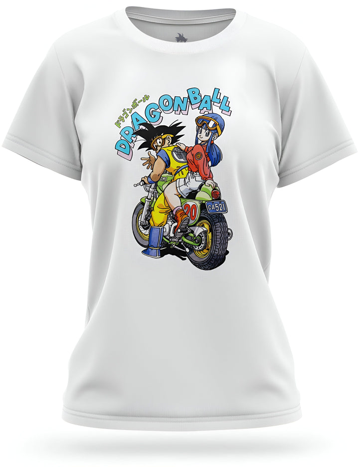 Une image de Son Goku et Bulma sur une moto. Son Goku est un jeune homme avec des cheveux noirs hérissés et Bulma est une jeune femme avec des cheveux bleus et une combinaison bleue. Ils sont tous les deux sur une moto et ont l'air heureux.,T--5882996368,T--8527637049,T--1222633272,T--8174183426,T--2680468783,T--2278728466