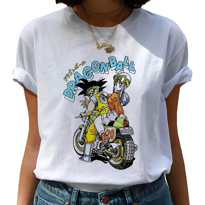 Une image de Son Goku et Bulma sur une moto. Son Goku est un personnage de la série Dragon Ball. Il est vêtu d'un t-shirt orange et d'un pantalon bleu. Bulma est une autre personnage de la série Dragon Ball. Elle est vêtue d'une combinaison bleue et d'un casque de moto.,T--5882996368,T--8527637049,T--1222633272,T--8174183426,T--2680468783,T--2278728466