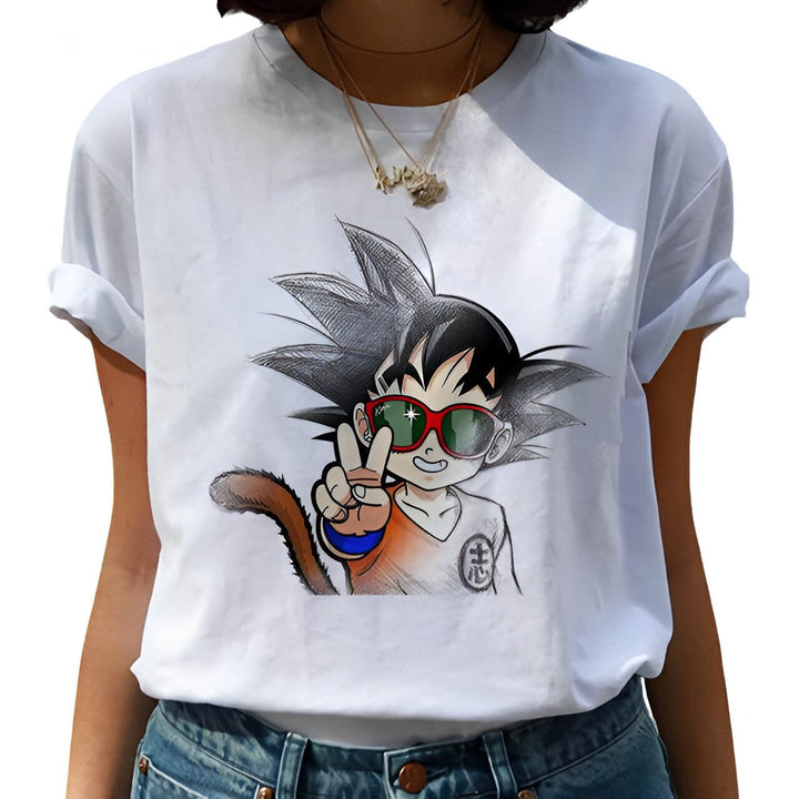 Une image d'un t-shirt blanc avec un dessin de Son Goku, un personnage de la série animée Dragon Ball Z. Son Goku est représenté avec des lunettes de soleil et fait un signe de la paix.,T--0435375970,T--6724733995,T--6607559069,T--3251675826,T--2501224825