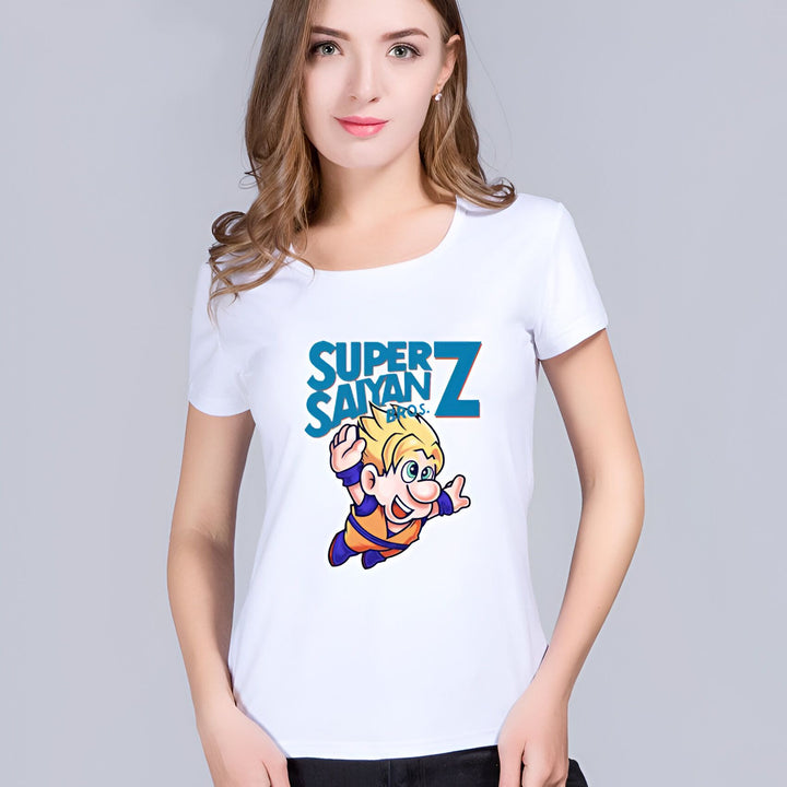 Une jeune femme porte un t-shirt blanc avec un personnage de dessin animé imprimé dessus. Le personnage est un jeune garçon aux cheveux jaunes et aux yeux bleus. Il porte une combinaison orange et bleue et il est en train de voler. Le texte sur le t-shirt dit "Super Saiyan Z".,T--7369319156,T--2296692702,T--1722693231