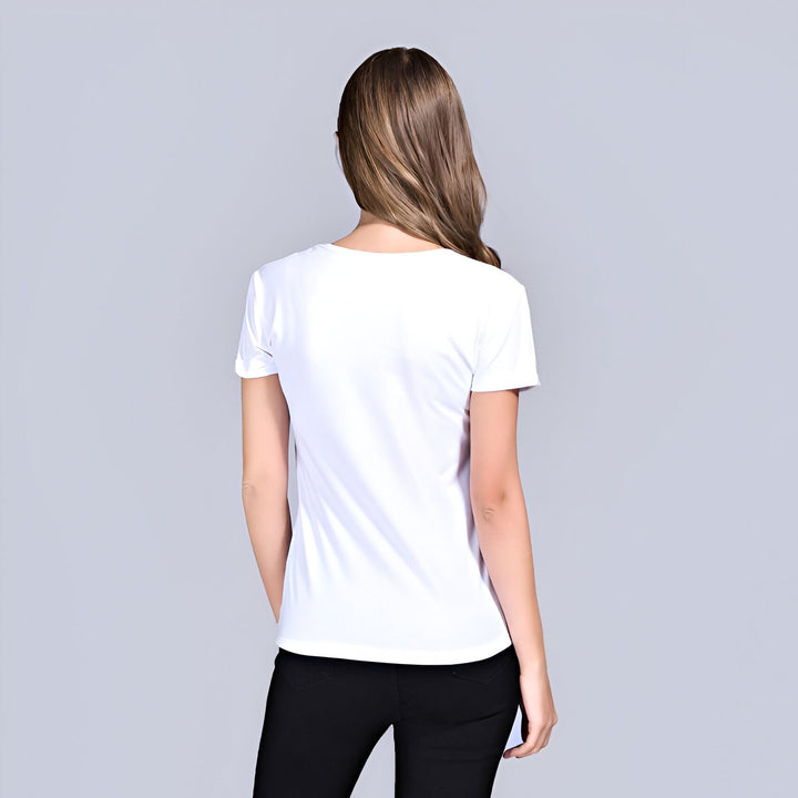 Une femme porte un t-shirt blanc avec un col rond et des manches courtes. Le t-shirt est rentré dans un pantalon noir. La femme est vue de dos.,T--7369319156,T--2296692702,T--1722693231