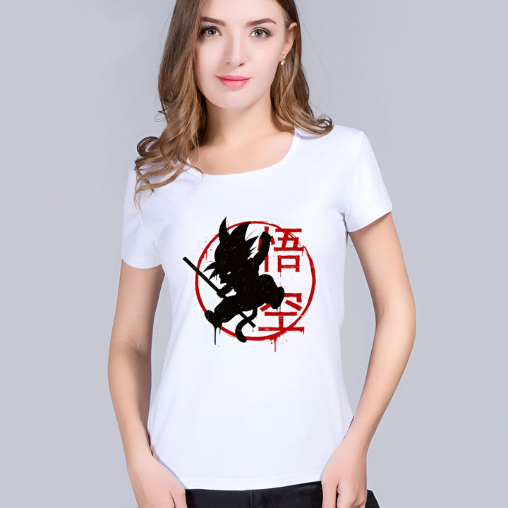 Une image d'une femme portant un t-shirt blanc avec un motif de Son Goku, un personnage de la série animée Dragon Ball Z. Le motif est en noir et rouge et représente Son Goku en train de voler.,T--9023442938,T--5722573248,T--3050249862