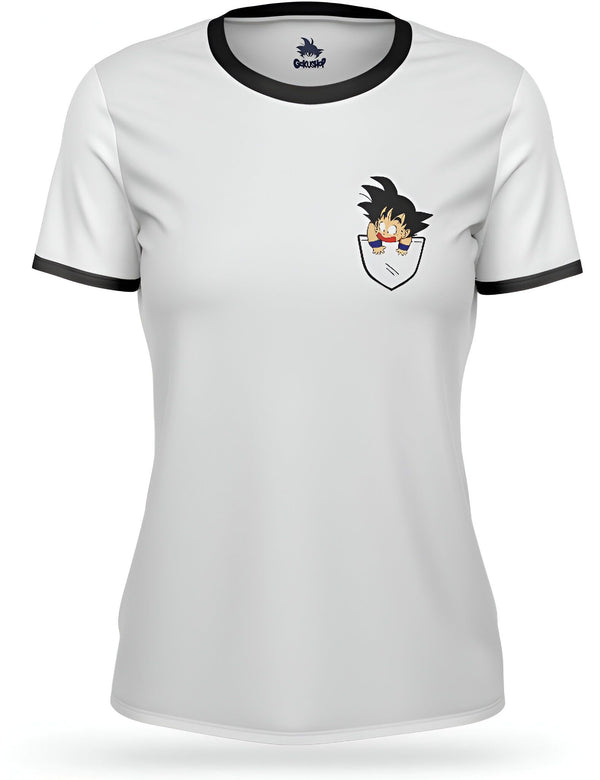 Une image d'un t-shirt blanc avec un liseré noir sur le col et les manches. Sur le t-shirt, il y a une image de Son Goku, un personnage de la série animée Dragon Ball Z. Son Goku est représenté en train de sortir d'une poche de chemise.,T--0789888696,T--9571181692,T--1147637776