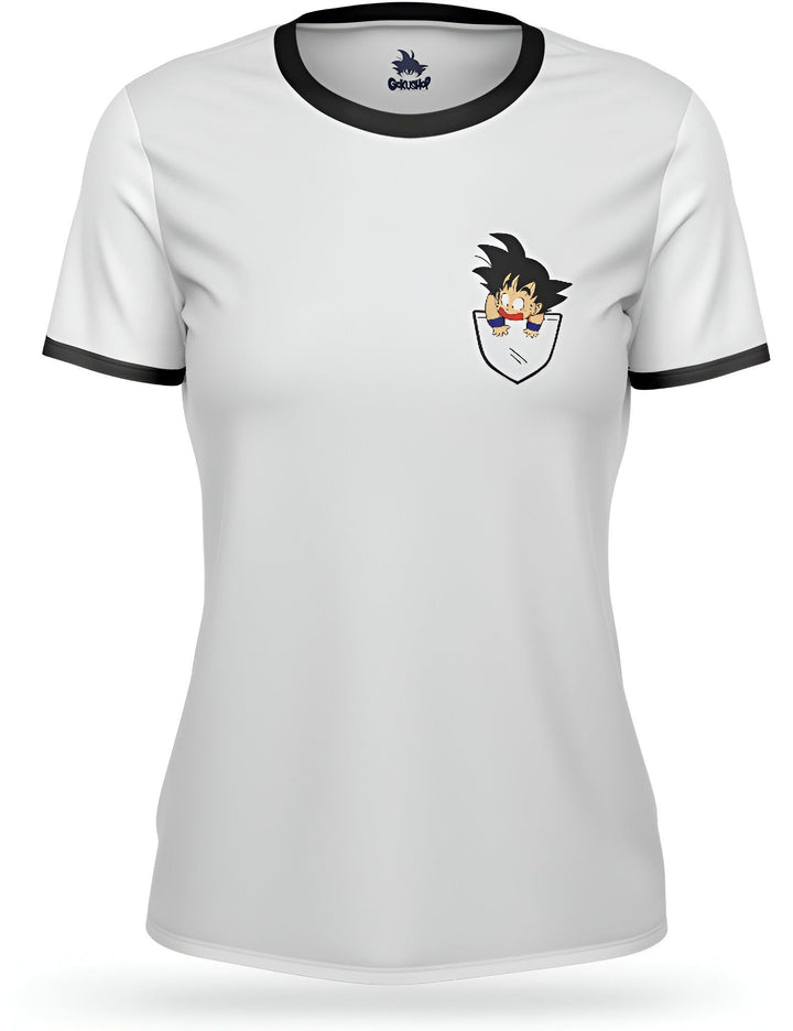 Une image d'un t-shirt blanc avec un liseré noir sur le col et les manches. Sur le t-shirt, il y a une image de Son Goku, un personnage de la série animée Dragon Ball Z. Son Goku est représenté en train de sortir d'une poche de chemise.,T--0789888696,T--9571181692,T--1147637776