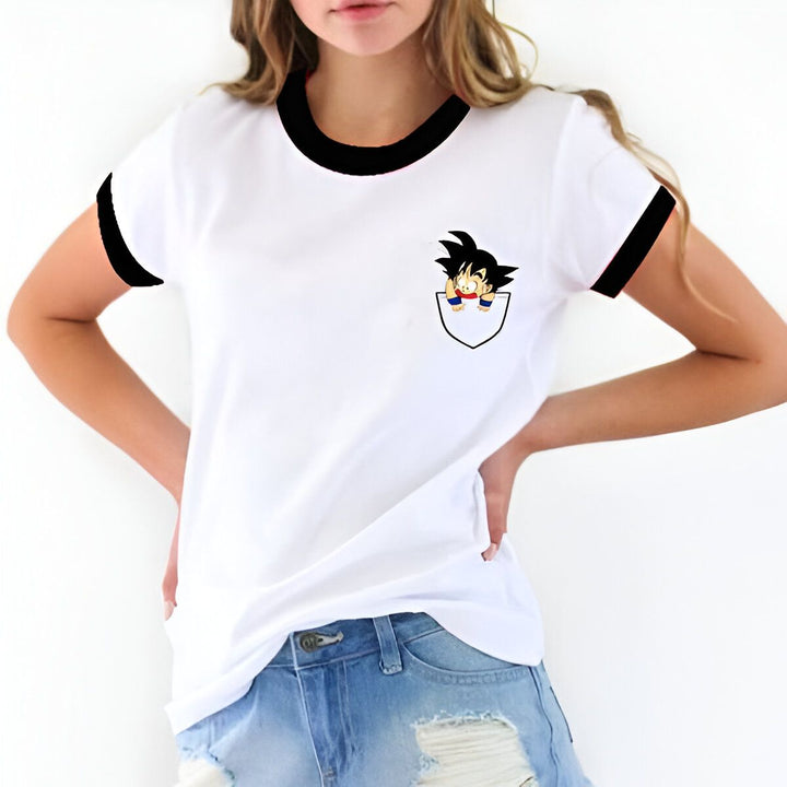 Une jeune femme porte un t-shirt blanc avec une image de Son Goku, un personnage de la série animée Dragon Ball Z. Son Goku est représenté dans la poche du t-shirt.,T--0789888696,T--9571181692,T--1147637776