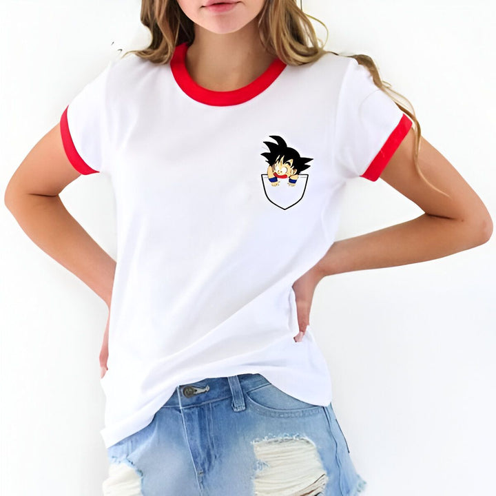 Une jeune femme porte un t-shirt blanc avec un liseré rouge au col et aux manches. Sur le t-shirt, on peut voir le personnage de Son Goku, de la série animée Dragon Ball Z, qui sort de la poche de la jeune femme.,T--0789888696,T--9571181692,T--1147637776
