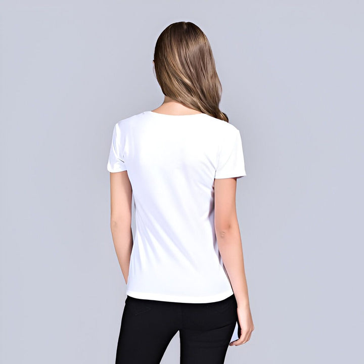 Une femme porte un t-shirt blanc avec un col en V et des manches courtes. Le t-shirt est rentré dans un pantalon noir. La femme est vue de dos.,T--4863784503,T--589376434X,T--167175302X