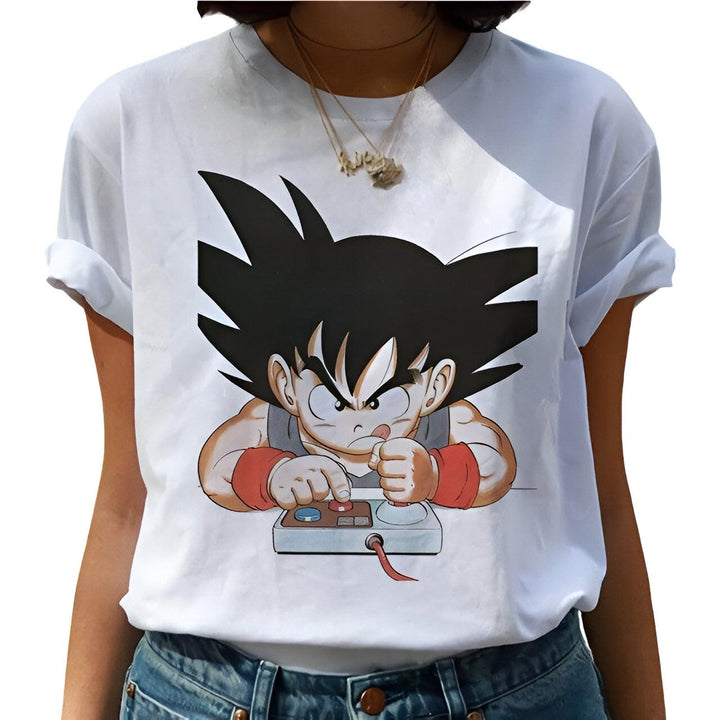 Une image de Son Goku, un personnage de la série animée Dragon Ball Z, jouant à un jeu vidéo. Il est vêtu d'une combinaison orange et d'un t-shirt bleu. Il a les cheveux noirs et les yeux bleus. Il est assis sur un tabouret et tient une manette de jeu dans ses mains. Il a l'air concentré sur le jeu.,T--6218597725,T--2674973862,T--7561292406,T--0945781881,T--062162795X,T--044384500X