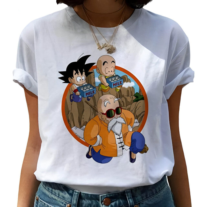 Une image de Son Goku, Krilin et Tortue Géniale portant des bouteilles de lait sur un t-shirt blanc pour femme.,T--2974357148,T--1409361322,T--1862478295,T--2596061260,T--7875617898,T--9922275104