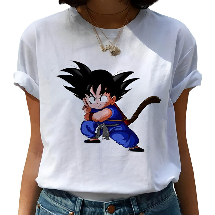 Une image de Son Goku, un personnage de la série animée Dragon Ball Z. Il est représenté avec ses cheveux noirs hérissés, sa combinaison bleue et sa ceinture orange. Il est en position de combat, le poing droit en avant et le gauche replié près de son corps.,T--4532476437,T--9467992531,T--1034746707,T--9282949710,T--4621753525,T--8728508068