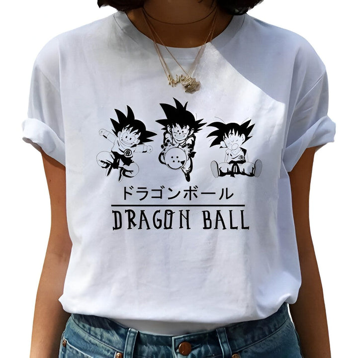 Une image d'un t-shirt blanc avec le logo de Dragon Ball Z.,T--9330082823,T--2949109705,T--5306861695,T--0104531258,T--225561040X,T--7843029222