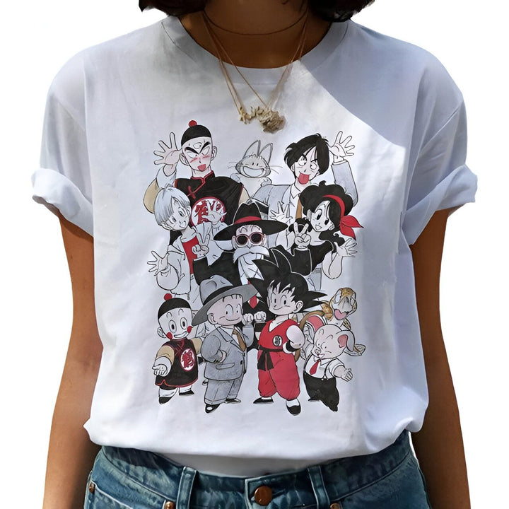 L'image représente un t-shirt blanc avec une illustration de personnages du dessin animé Dragon Ball Z. On peut y voir Goku, Vegeta, Piccolo, Gohan, Trunks, Krilin, Yamcha, Bulma, Tortue Géniale, Maître Roshi et Oolong.,T--5266364718,T--8499120148,T--4384071027,T--4639718748,T--3874528952,T--9197858234