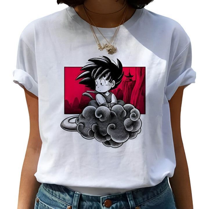 Une image de Son Goku, un personnage de la série animée Dragon Ball Z, assis sur un nuage. Il est vêtu d'une combinaison orange et d'un gilet bleu. Il a les cheveux noirs et les yeux bleus. Le nuage est blanc et a la forme d'un dragon.,T--5010341255,T--3959303149,T--6229838745,T--3973849846,T--460091886X