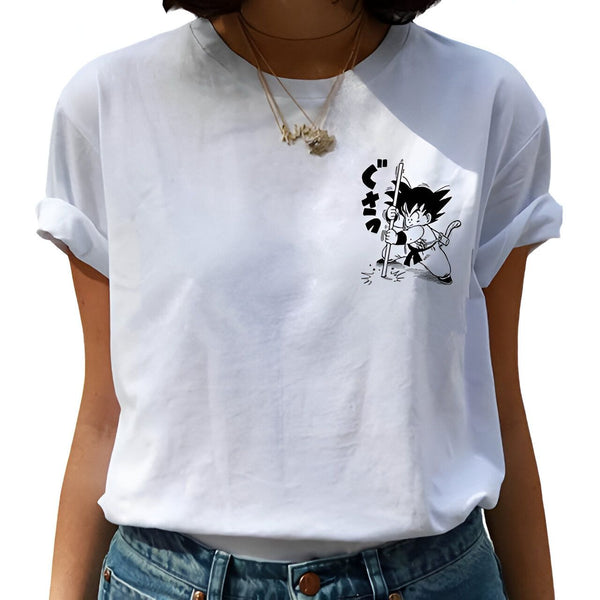 Une image d'un t-shirt blanc avec un personnage de dessin animé, Goku, en train de s'entraîner. Il est vêtu d'un gi orange et d'une ceinture bleue. Le texte en japonais sur le t-shirt signifie "Dragon Ball".,T--8673280737,T--5371520783,T--0150926685,T--8922260955,T--519064488X
