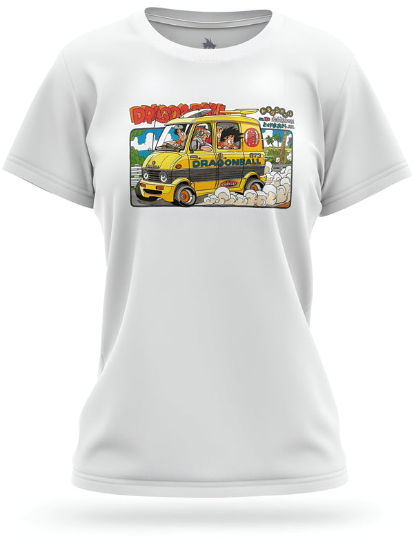 Une image d'un t-shirt blanc avec une illustration de Dragon Ball Z. Sur l'illustration, on peut voir Tortue Géniale conduire un van jaune avec Goku et Krilin à l'arrière. Le van est en train de rouler sur une route et on peut voir des arbres et des montagnes en arrière-plan.,T--3777972533,T--791638616X,T--6437341866,T--0822952939,T--3991916312,T--6768755986