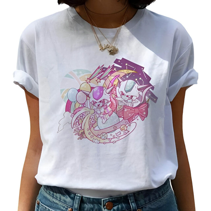 Une image d'un t-shirt blanc avec un dessin de Freezer et de Cell, deux personnages de Dragon Ball Z. Freezer est sur la gauche, avec une expression faciale méchante. Cell est sur la droite, avec un air surpris. Le t-shirt est porté par une femme.,T--5924663515,T--4365542087,T--1565319621,T--7378731781,T--1558718591,T--5792609136
