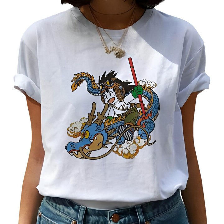 Une image d'un garçon chevauchant un dragon. Le garçon porte un casque et des lunettes. Le dragon est bleu et a des ailes. Ils sont tous les deux entourés de nuages.,T--1778264492,T--729239342X,T--5119321887,T--4376591963,T--0414869303,T--2736683528