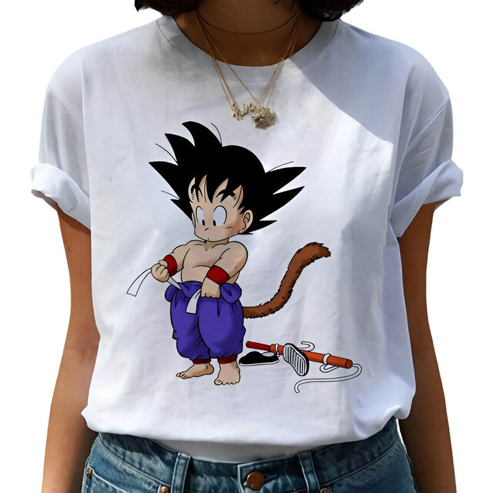 Une image de Son Goku, un personnage de Dragon Ball Z, en train de s'habiller. Il porte un pantalon bleu et une ceinture orange. Il a les cheveux noirs et les yeux bleus. Il est souriant.,T--8579945119,T--924669984X,T--9692421945,T--3572789893,T--7538330917,T--1686860870