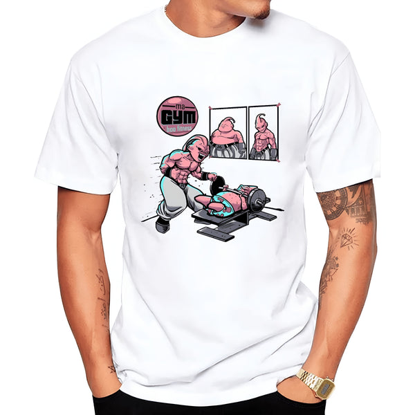 L'image représente un t-shirt blanc avec un dessin de Majin Buu, un personnage de Dragon Ball Z, en train de s'entraîner dans une salle de sport. Il est en train de soulever des poids et il est très concentré. Le t-shirt est disponible en plusieurs tailles et couleurs.,T--0525441476,T--1965445640,T--2886526983,T--8192878805,T--300096262X,T--6339330495