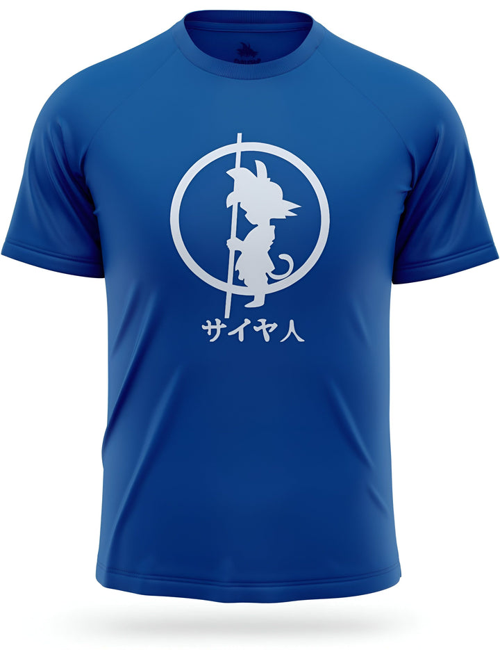 Une image d'un t-shirt bleu avec un cercle blanc et un personnage de dessin animé au milieu. Le personnage est un jeune garçon avec des cheveux hérissés et une queue de singe. Il porte un bâton et le texte en japonais à droite dit "Saiya-jin", qui signifie "Saiyan".