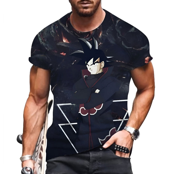 L'image représente un homme portant un t-shirt noir avec un personnage de l'anime Naruto. Le personnage est vêtu d'un long manteau noir et a les cheveux noirs hérissés. Il regarde vers la droite avec un air sérieux.,T--5606524872,T--8510040346,T--734348639X,T--6679896509,T--9495766028