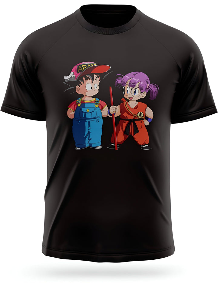 L'image représente un t-shirt noir avec un motif de Son Goku et Bulma, deux personnages de la série animée Dragon Ball Z. Son Goku est un jeune garçon avec des cheveux noirs hérissés et Bulma est une jeune fille avec des cheveux violets et une combinaison orange. Ils sont tous les deux en train de sourire.