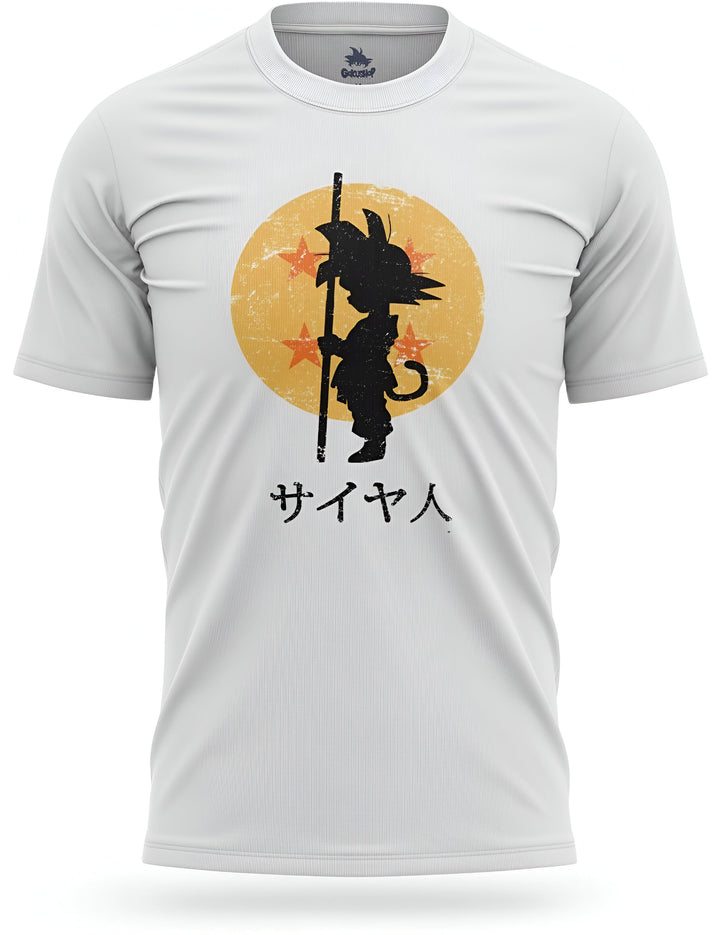 Une image d'un t-shirt blanc avec une illustration de Son Goku, un personnage de la série animée Dragon Ball Z. Il est représenté de dos, tenant un bâton à la main. En japonais, le texte "Saiya-jin" est écrit en noir en bas du t-shirt.,T--1405162066,T--8832888661,T--7500221967,T--5226633327,T--0413063046,T--6075757740