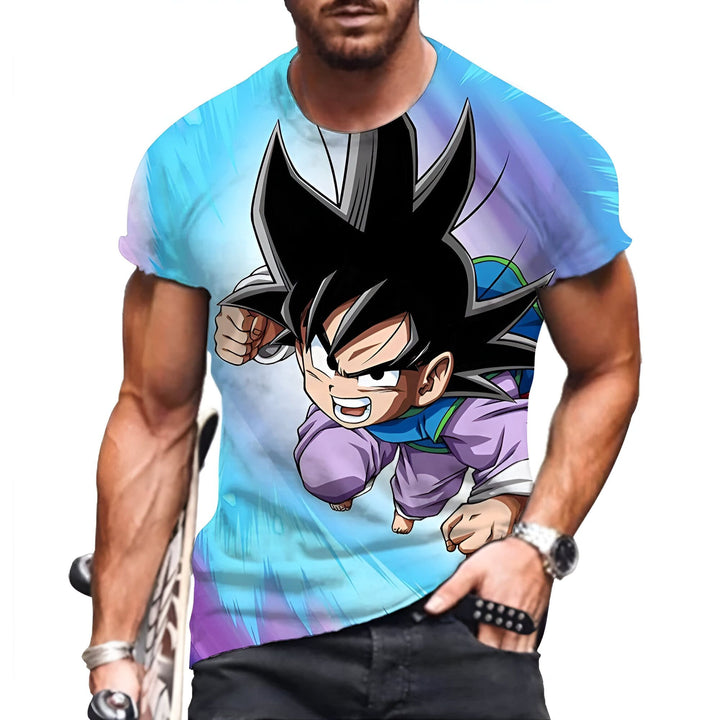 Un homme porte un t-shirt bleu avec un personnage de dessin animé japonais, Son Goku, dessus. Le personnage est en train de voler et de tirer un Kamehameha.,T--3993425871,T--0201633728,T--0110277511,T--6504280673,T--355989963X