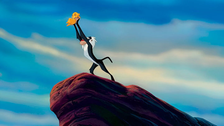 Une image du film Le Roi Lion où Rafiki présente Simba au animaux de la savane.,T--5097895940,T--2232975401,T--8808096165,T--9169436584,T--3009478704,T--1963558790