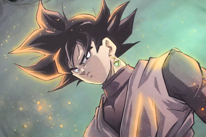 Une image de Son Goku, un personnage de la série animée Dragon Ball Z. Il est représenté avec les cheveux noirs et les yeux verts, et porte une combinaison noire et orange. Il est en position de combat, le poing droit levé.,T--3515340157,T--7889069154,T--0252917928,T--2932132938