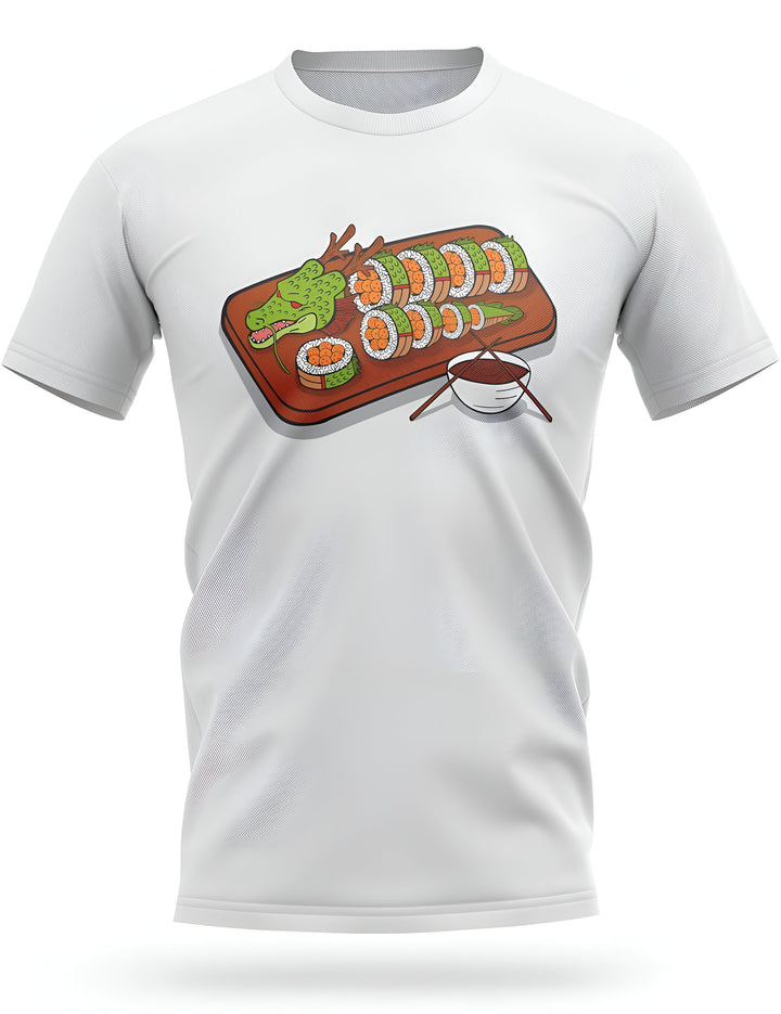 Un t-shirt blanc avec un dessin d'un dragon vert enroulé autour d'un plateau de sushi. Le dragon a la bouche ouverte et semble prêt à manger les sushis. Il y a aussi une paire de baguettes et un bol de sauce soja sur le plateau.,T--3482412731,T--5075701361,T--6743149667,T--7151165498,T--3175254543,T--0259307467