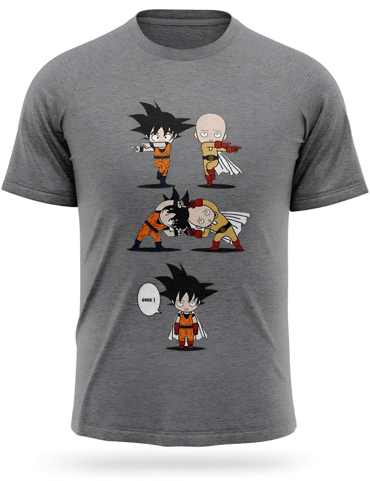 Le t-shirt gris représente Son Goku et Saitama, deux personnages de mangas. Son Goku est un Saiyan, un extraterrestre, qui a été envoyé sur Terre pour la conquérir. Saitama est un super-héros qui s'est entraîné si dur qu'il est devenu invincible. Le t-shirt montre les deux personnages en train de se battre. Son Goku est en train de lui donner un coup de poing, mais Saitama ne bronche pas. Saitama lui dit alors "toi, c'est moi en plus fort".
