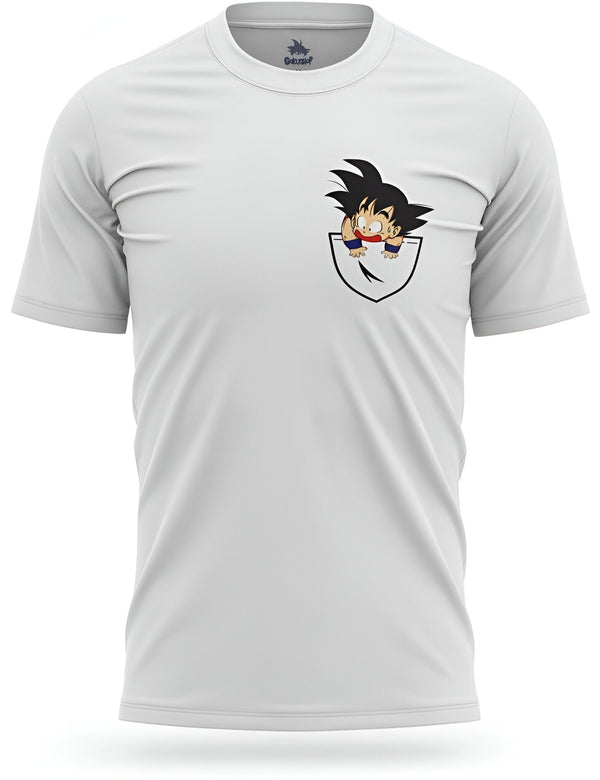 Un t-shirt blanc avec un personnage de dessin animé, Son Goku, dans la poche.,T--7567809036,T--6687207830,T--6652143542,T--3887517342,T--2909685489,T--4063704882