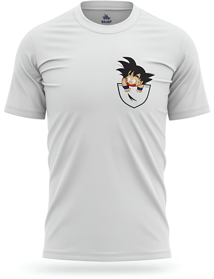 Un t-shirt blanc avec un personnage de dessin animé, Son Goku, dans la poche.,T--7567809036,T--6687207830,T--6652143542,T--3887517342,T--2909685489,T--4063704882