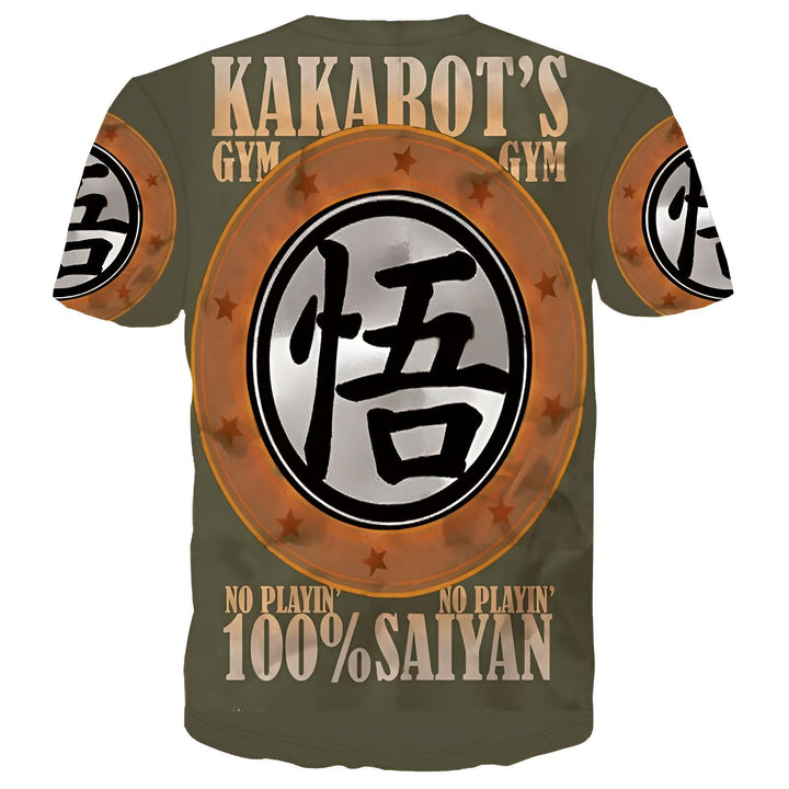 Le dos d'un t-shirt vert kaki avec le logo de Goku, le personnage principal de la série animée Dragon Ball Z. Le logo est entouré de texte qui dit "Kakarot's Gym", "No playin' no playin'" et "100% Saiyan".,T--629801764X,T--1974236153,T--4928236025,T--1518253474,T--2619096391