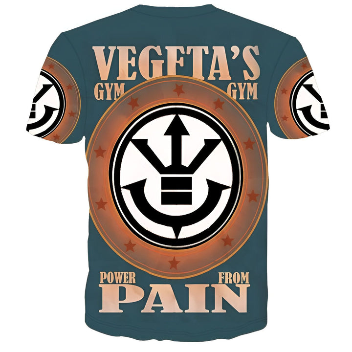 Le t-shirt est bleu avec une image du symbole de Vegeta, le prince des Saiyans, sur le dos. Le symbole est entouré de texte qui dit "Vegeta's Gym" et "Power from Pain".,T--9070903873,T--1237980399,T--0538548207,T--0402301781,T--9991029745,T--2269793889,T--1336849878,T--9444734455