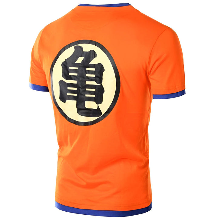 Le dos d'un t-shirt orange avec un symbole noir et jaune représentant le kanji "Tortue" en japonais.,T--9291393177,T--9915238908,T--4610374072,T--2873889462,T--1715994981